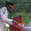Kepala Distrik Mimika Barat Jauh, Ever Kukuareyau saat menyerahkan bendera kepada pembawa baki Paskibra dalam momen upacara HUT ke-81 RI, Jumat (17/8/2026). Foto: Dok DMBJ. 