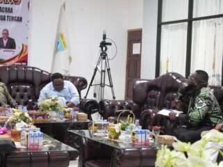 Anggota DPR Papua Tengah, Anis Labene saat memberikan pertanyaan kepada Menteri HAM, Natalius Pigai. Foto: Kristin Rejang/Sasagupapua. 