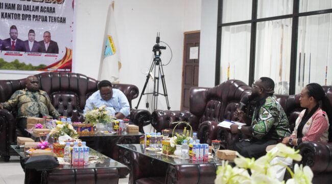 Anggota DPR Papua Tengah, Anis Labene saat memberikan pertanyaan kepada Menteri HAM, Natalius Pigai. Foto: Kristin Rejang/Sasagupapua. 