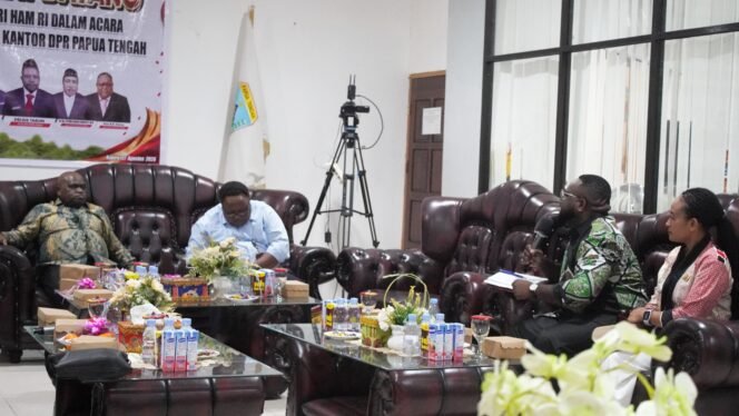 
Anggota DPR Papua Tengah, Anis Labene saat memberikan pertanyaan kepada Menteri HAM, Natalius Pigai. Foto: Kristin Rejang/Sasagupapua. 
