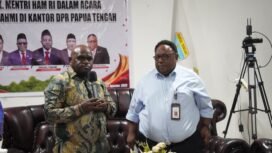 Menteri HAM RI, Natalius Pigai saat berkunjung ke DPR Papua Tengah, Senin (17/8/2026). Foto: Kristin Rejang/sasagupapua