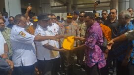 Gubernur PBD, Elisa Kambu saat menerima aspirasi. (Foto: Ewil M. Woloin)