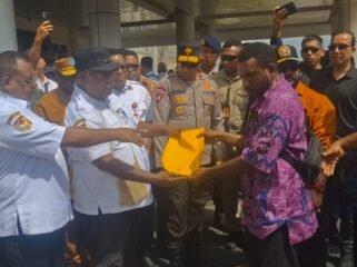Gubernur PBD, Elisa Kambu saat menerima aspirasi. (Foto: Ewil M. Woloin)