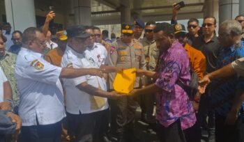 Gubernur PBD, Elisa Kambu saat menerima aspirasi. (Foto: Ewil M. Woloin)