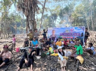 Suasana kunjungan kerja anggota DPR Papua Tengah, Stella Misiro di Kampung Arui. (Foto: Istimewa)  