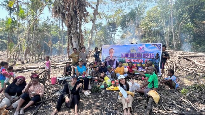 
Suasana kunjungan kerja anggota DPR Papua Tengah, Stella Misiro di Kampung Arui. (Foto: Istimewa)  