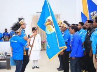 Sekjen DPP KNPI, Almanzo Bonara saat melantik Yustinus Tebai dan rekan-rekan dalam kepengurusan DPP KNPI Papua Tengah. (Foto: David Iyai/DPD I KNPI)