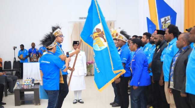 Sekjen DPP KNPI, Almanzo Bonara saat melantik Yustinus Tebai dan rekan-rekan dalam kepengurusan DPP KNPI Papua Tengah. (Foto: David Iyai/DPD I KNPI)