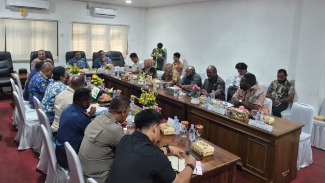 
Suasana rapat dengan pendapat terkait Karhutla dan Fenomena Hujan Beku. (Foto: Istimewa)