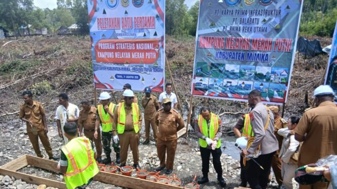
Suasana peletakan batu pertama Kampung Nelayan Merah Putih di Timika. (Foto: istimewa)