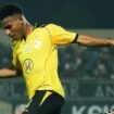 Aksi Korneles Howay, Penyerang muda Barito Putera saat berjibaku dengan pemain bertahan Persipura dalam pekan ke-1 Pegadaian Championship 2026/2027. (Foto: ig psbaritoputeraofficial)