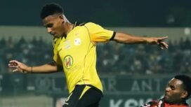 Aksi Korneles Howay, Penyerang muda Barito Putera saat berjibaku dengan pemain bertahan Persipura dalam pekan ke-1 Pegadaian Championship 2026/2027. (Foto: ig psbaritoputeraofficial)