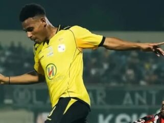 Aksi Korneles Howay, Penyerang muda Barito Putera saat berjibaku dengan pemain bertahan Persipura dalam pekan ke-1 Pegadaian Championship 2026/2027. (Foto: ig psbaritoputeraofficial)