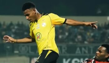 Aksi Korneles Howay, Penyerang muda Barito Putera saat berjibaku dengan pemain bertahan Persipura dalam pekan ke-1 Pegadaian Championship 2026/2027. (Foto: ig psbaritoputeraofficial)