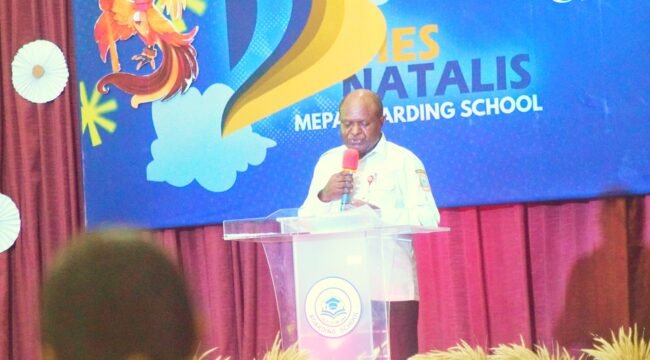 Marten Ukago, Staff ahli bidang pemerintahan, politik, dan Hukum Setda provinsi Papua Tengah saat sambutan mewakili Gubernur Papua Tengah di Dies Natalis ke-1 Mepa Boarding School. (Foto: Edwin Rumanasen)