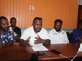 Ketua Kadin Provinsi Papua Tengah, Alexander Gobai saat memberikan keterangan pers. (Foto: Kristin Rejang/Sasagupapua)