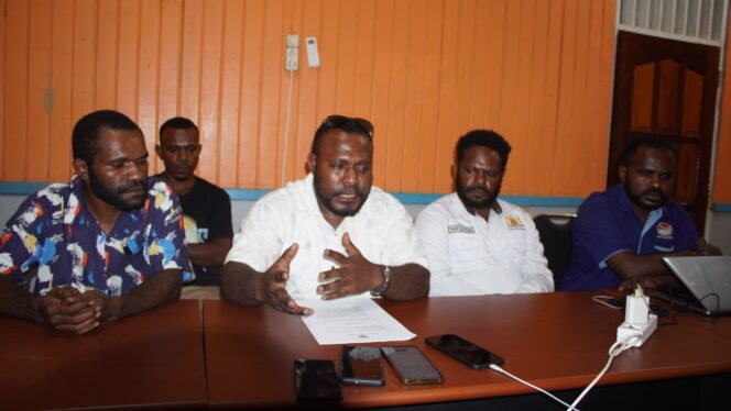 
Ketua Kadin Provinsi Papua Tengah, Alexander Gobai saat memberikan keterangan pers. (Foto: Kristin Rejang/Sasagupapua)