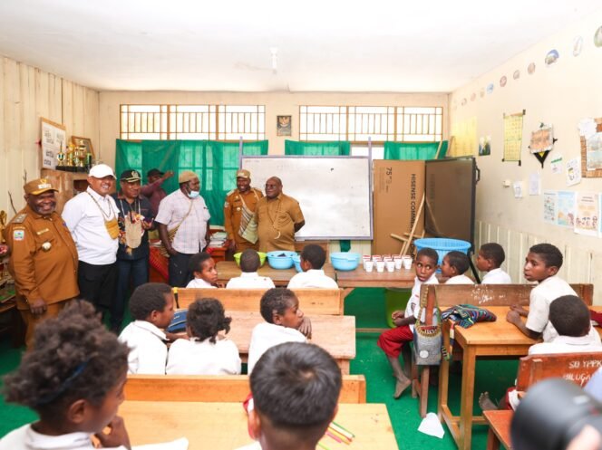 
Momen kunjungan kerja Gubernur Papua Tengah, Meki Nawipa. (Foto: Humas Pemprov Papua Tengah)