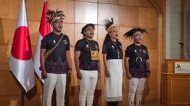 Penyanyi asal Papua Nowela Mikhelia
bersama musisi Papua lainnya, Bona Pascal,
Nobo Idol, Boii Soa Soa memimpin lagu
kebangsaan Indonesia Raya
dalam
penyambutan kontingen Indonesia Asian
Games 2026 Aichi-Nagoya, Nagoya (18/9/2026. Foto: Corporate Communication PTFI.