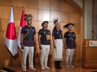 Penyanyi asal Papua Nowela Mikhelia
bersama musisi Papua lainnya, Bona Pascal,
Nobo Idol, Boii Soa Soa memimpin lagu
kebangsaan Indonesia Raya
dalam
penyambutan kontingen Indonesia Asian
Games 2026 Aichi-Nagoya, Nagoya (18/9/2026. Foto: Corporate Communication PTFI.
