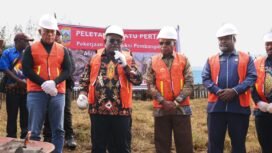 Gubernur Papua Tengah, Meki Nawipa saat melakukan peletakan batu pertama pembangunan Sekolah Berpola Asrama di Ilaga. (Foto: Humas Pemprov Papua Tengah)