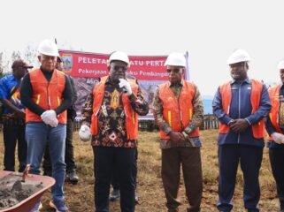 Gubernur Papua Tengah, Meki Nawipa saat melakukan peletakan batu pertama pembangunan Sekolah Berpola Asrama di Ilaga. (Foto: Humas Pemprov Papua Tengah)