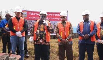 Gubernur Papua Tengah, Meki Nawipa saat melakukan peletakan batu pertama pembangunan Sekolah Berpola Asrama di Ilaga. (Foto: Humas Pemprov Papua Tengah)