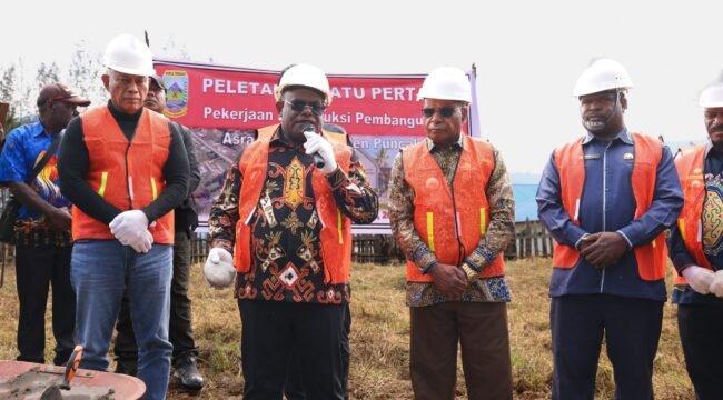 Gubernur Papua Tengah, Meki Nawipa saat melakukan peletakan batu pertama pembangunan Sekolah Berpola Asrama di Ilaga. (Foto: Humas Pemprov Papua Tengah)