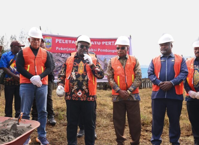 
Gubernur Papua Tengah, Meki Nawipa saat melakukan peletakan batu pertama pembangunan Sekolah Berpola Asrama di Ilaga. (Foto: Humas Pemprov Papua Tengah)