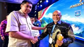 Menteri Perumahan dan Kawasan Permukiman (PKP) Maruarar Sirait saat memberikan penghargaan kepada Wakil Gubernur Papua Tengah, Deinas Geley. (Foto: Humas Pemprov Papua Tengah)