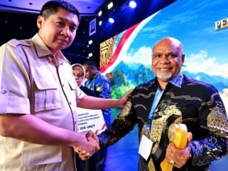 Menteri Perumahan dan Kawasan Permukiman (PKP) Maruarar Sirait saat memberikan penghargaan kepada Wakil Gubernur Papua Tengah, Deinas Geley. (Foto: Humas Pemprov Papua Tengah)