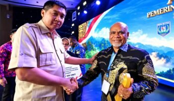 Menteri Perumahan dan Kawasan Permukiman (PKP) Maruarar Sirait saat memberikan penghargaan kepada Wakil Gubernur Papua Tengah, Deinas Geley. (Foto: Humas Pemprov Papua Tengah)