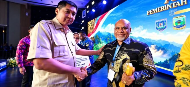 
Menteri Perumahan dan Kawasan Permukiman (PKP) Maruarar Sirait saat memberikan penghargaan kepada Wakil Gubernur Papua Tengah, Deinas Geley. (Foto: Humas Pemprov Papua Tengah)