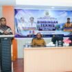 Asisten III Bidang Administrasi Umum Setda Provinsi Papua Tengah Victor Fun, ketika sambutan di Bimtek TPK 4 Kabupaten di Mimika. (Dok.Humas Pemprov Papua Tengah)