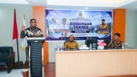 Asisten III Bidang Administrasi Umum Setda Provinsi Papua Tengah Victor Fun, ketika sambutan di Bimtek TPK 4 Kabupaten di Mimika. (Dok.Humas Pemprov Papua Tengah)