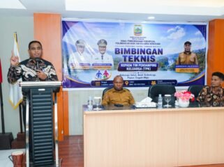 Asisten III Bidang Administrasi Umum Setda Provinsi Papua Tengah Victor Fun, ketika sambutan di Bimtek TPK 4 Kabupaten di Mimika. (Dok.Humas Pemprov Papua Tengah)