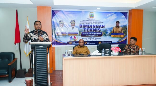 Asisten III Bidang Administrasi Umum Setda Provinsi Papua Tengah Victor Fun, ketika sambutan di Bimtek TPK 4 Kabupaten di Mimika. (Dok.Humas Pemprov Papua Tengah)