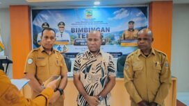 Kepala Dinas DP3AKB Papua Tengah, Agustinus Bagau saat memberikan keterangan. (Foto: Humas Pemprov Papua)