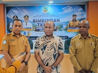 Kepala Dinas DP3AKB Papua Tengah, Agustinus Bagau saat memberikan keterangan. (Foto: Humas Pemprov Papua)