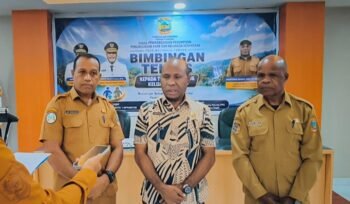 Kepala Dinas DP3AKB Papua Tengah, Agustinus Bagau saat memberikan keterangan. (Foto: Humas Pemprov Papua)