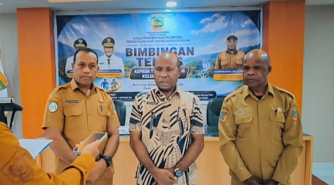 Kepala Dinas DP3AKB Papua Tengah, Agustinus Bagau saat memberikan keterangan. (Foto: Humas Pemprov Papua)