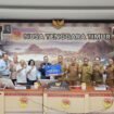Presiden Direktur PT Freeport Indonesia
(PTFI) Tony Wenas menyerahkan
bantuan secara simbolis kepada
Gubernur NTT Melki Laka Lena di
Kantor Gubernur, Kecamatan Kota Raja,
Kupang, Nusa Tenggara Timur, Selasa
(1/9). Foto: Corporate communication Freeport. 