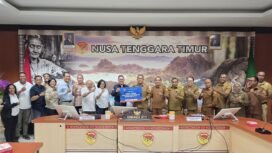 Presiden Direktur PT Freeport Indonesia
(PTFI) Tony Wenas menyerahkan
bantuan secara simbolis kepada
Gubernur NTT Melki Laka Lena di
Kantor Gubernur, Kecamatan Kota Raja,
Kupang, Nusa Tenggara Timur, Selasa
(1/9). Foto: Corporate communication Freeport. 