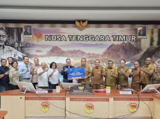 Presiden Direktur PT Freeport Indonesia
(PTFI) Tony Wenas menyerahkan
bantuan secara simbolis kepada
Gubernur NTT Melki Laka Lena di
Kantor Gubernur, Kecamatan Kota Raja,
Kupang, Nusa Tenggara Timur, Selasa
(1/9). Foto: Corporate communication Freeport. 