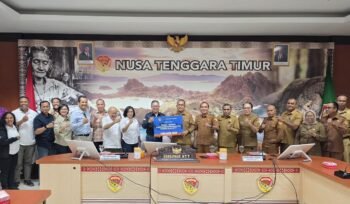 Presiden Direktur PT Freeport Indonesia
(PTFI) Tony Wenas menyerahkan
bantuan secara simbolis kepada
Gubernur NTT Melki Laka Lena di
Kantor Gubernur, Kecamatan Kota Raja,
Kupang, Nusa Tenggara Timur, Selasa
(1/9). Foto: Corporate communication Freeport. 