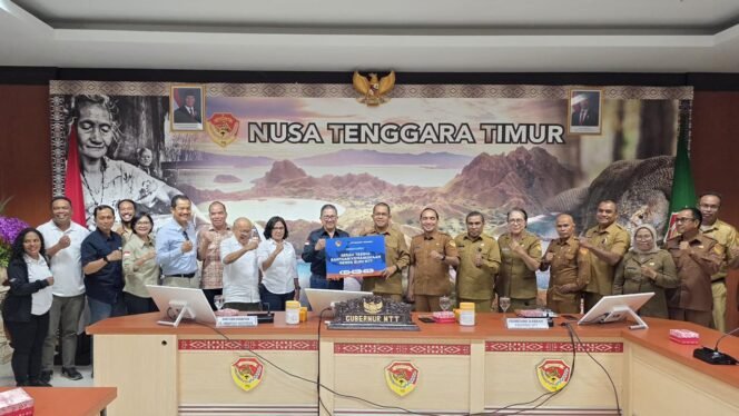 
Presiden Direktur PT Freeport Indonesia
(PTFI) Tony Wenas menyerahkan
bantuan secara simbolis kepada
Gubernur NTT Melki Laka Lena di
Kantor Gubernur, Kecamatan Kota Raja,
Kupang, Nusa Tenggara Timur, Selasa
(1/9). Foto: Corporate communication Freeport. 