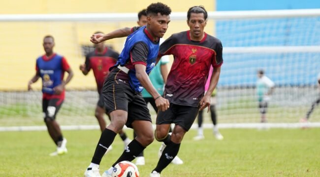 Gelandang Persipura, Markus Madjar saat berlatih bersama tim. (Foto: Media Officer Persipura)