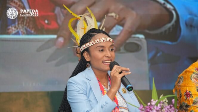 
Anggota DPR Papua Tengah, Stella Misiro saat menyampaikan materi dalam momen PAPEDA Summit 2026 hari ke 2. (Foto: Istimewa)