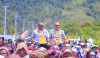 Momen Pasangan Meki Nawipa dan Deinas Geley (MEGE) saat kampanye di Dogiyai pada masa Pilkada. (Foto: David Iyai)