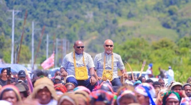 Momen Pasangan Meki Nawipa dan Deinas Geley (MEGE) saat kampanye di Dogiyai pada masa Pilkada. (Foto: David Iyai)
